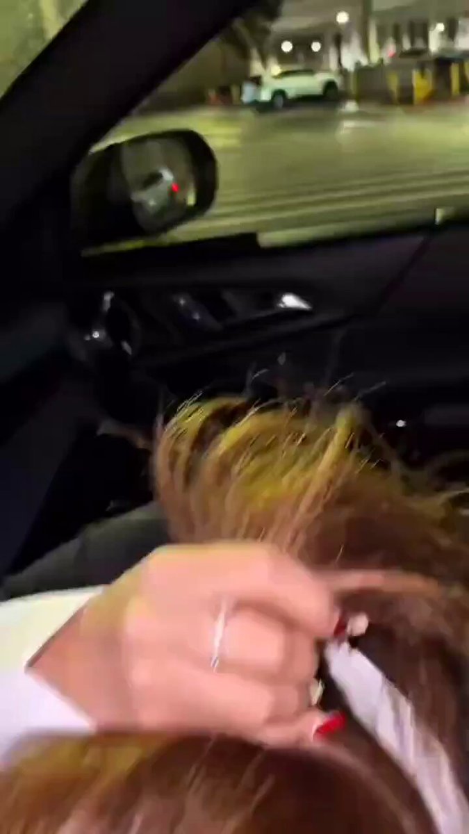 停车场车震！爆乳美女深V黑丝裙抓鸡巴狂撸
