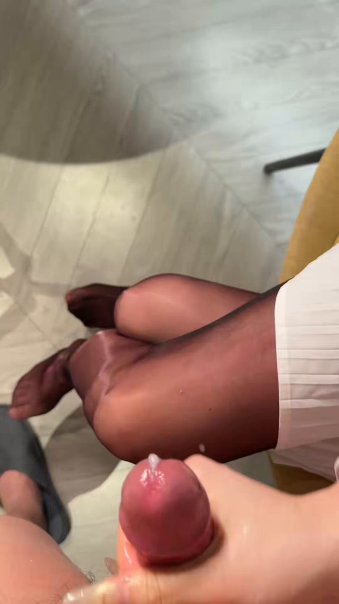 #nsfw 
「圣诞小白裙健身教练」完   ??‍?柚希

蛋白质全射在她腿上?

「圣诞礼物就是加练三次…第一次用手榨，第二次…我直接坐上去不许你停～第三次...