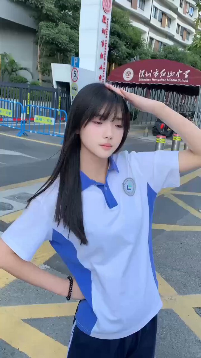 #三亚 胜利的V姿势，绽放青春的笑容！ #校园时光 #活力少女 