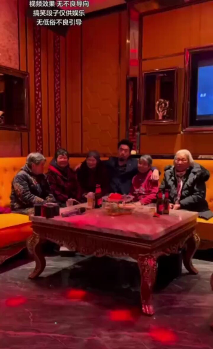 KTV多人混战！中年熟女大奶围攻帅哥狂欢趴