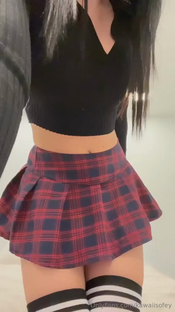 黑长直辣妹格裙翘臀扭腰秀！超短裙走光大屁股直晃眼