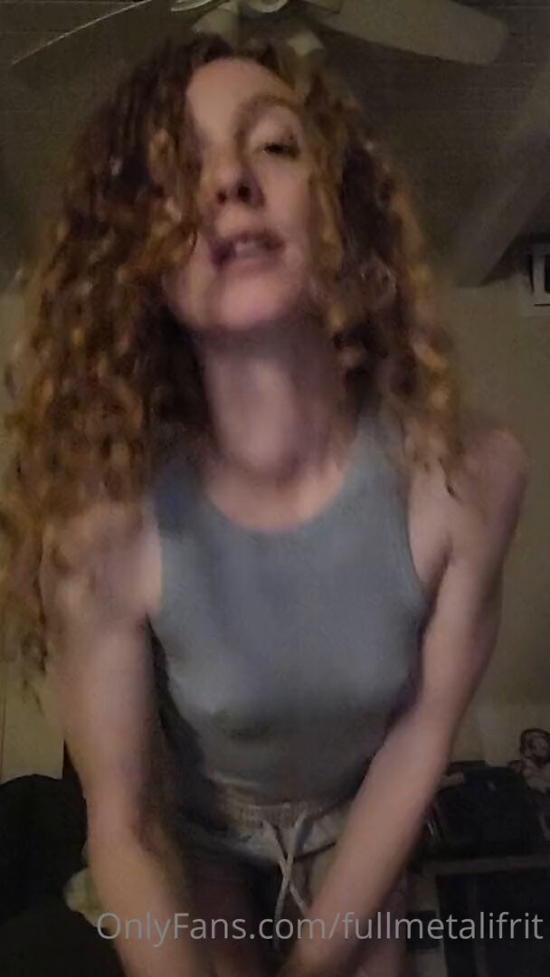 赤毛の美人 Full Metal Lfrit 脱衣ショー！巨大なお尻でアソコをこじ開け、セルフ指入れで絶頂噴射