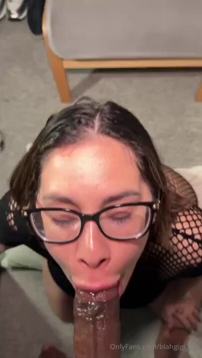 眼鏡と網タイツのエロ女が跪いて巨大ディルドを舐め回す —— ディープスロートで口内射精を飲み込む