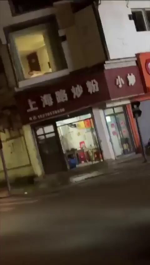 街边旅馆窗前激战！美女裸体狂扭腰肢高潮喷水