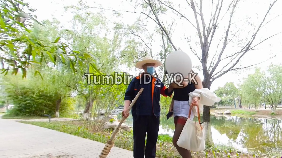 公园摸奶揉逼自己玩的正开心，清洁工大叔一直在我身边转来转去，我就露出一对大白兔，走过去邀请大叔摸奶子，大叔说这里不方便你跟我来~
  