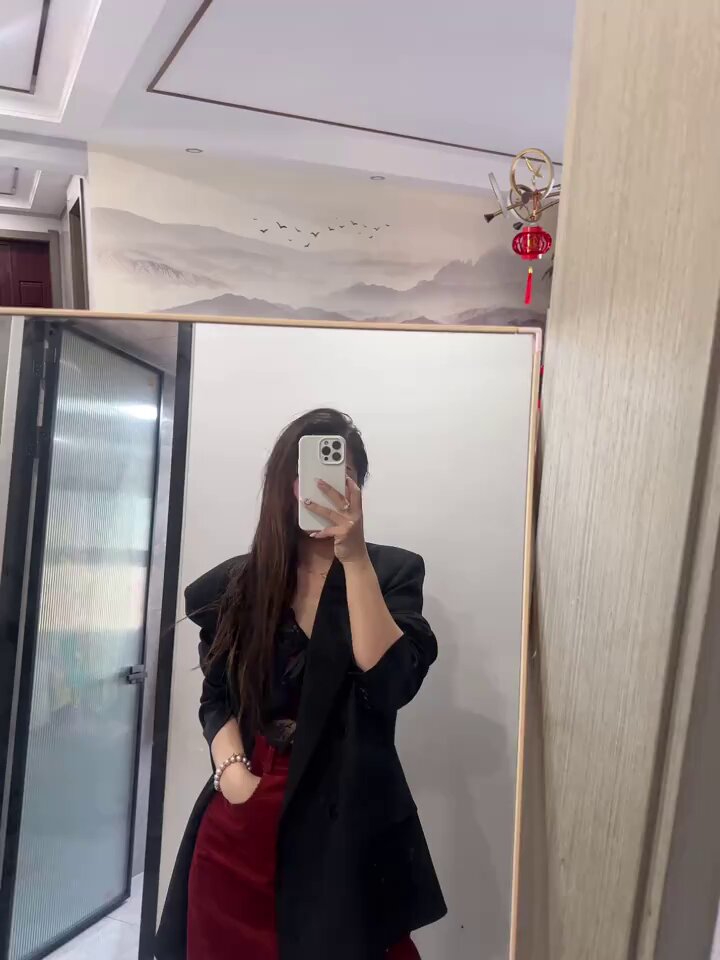 OL美女镜前撩裙自拍 黑丝红裙诱惑爆乳