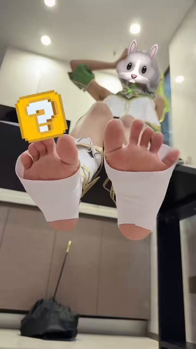 可爱兔女cos美少女翘桌秀嫩足 白袜美腿超诱惑