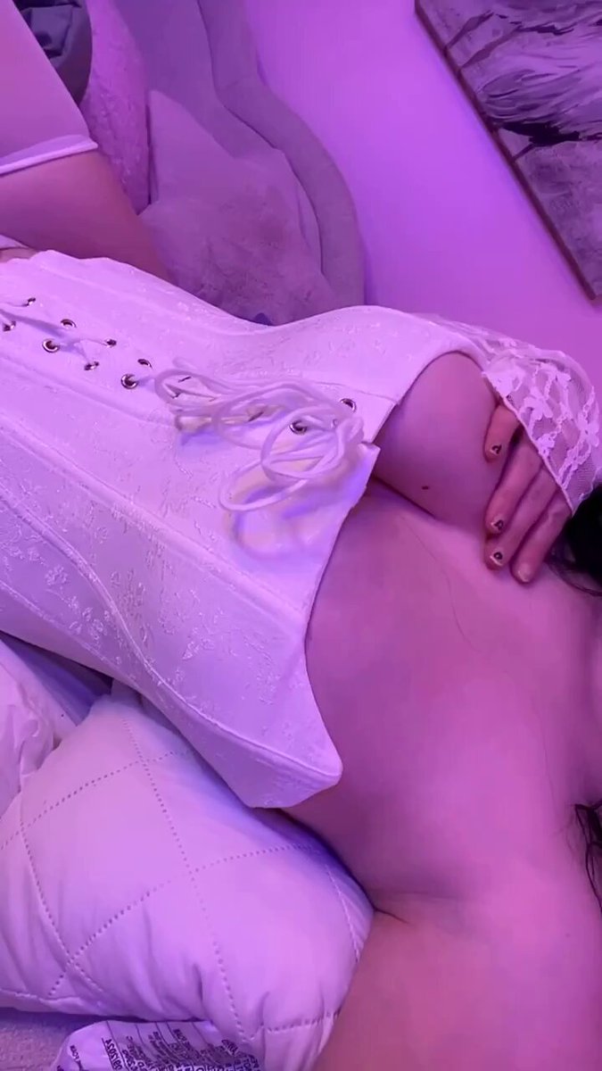 白丝紧身胸衣诱惑！翘臀后入狂干爆乳美女