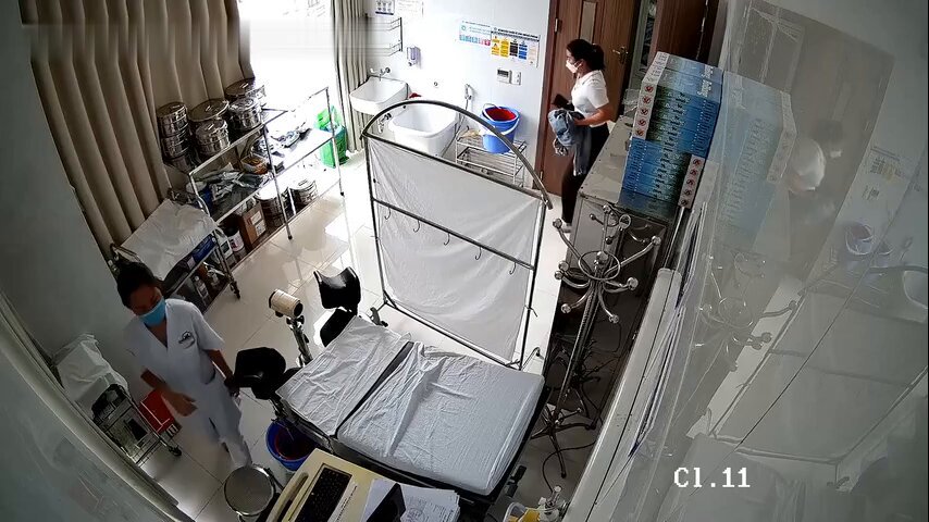 女子医院妇科诊室摄像头破解，几位来做人流的妹子护士拿夹子一顿捅 主任医师上手摸摸奶二指禅捅逼！ 
