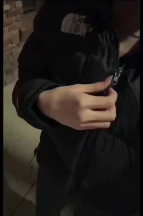 最近有点爱上露出的感觉让人轻松自由...
这个胡同有点偏僻，怕被人发现 心里既紧张又刺激 感觉自己胆子越来越大了
要是在这里被按在墙上后入应该会...