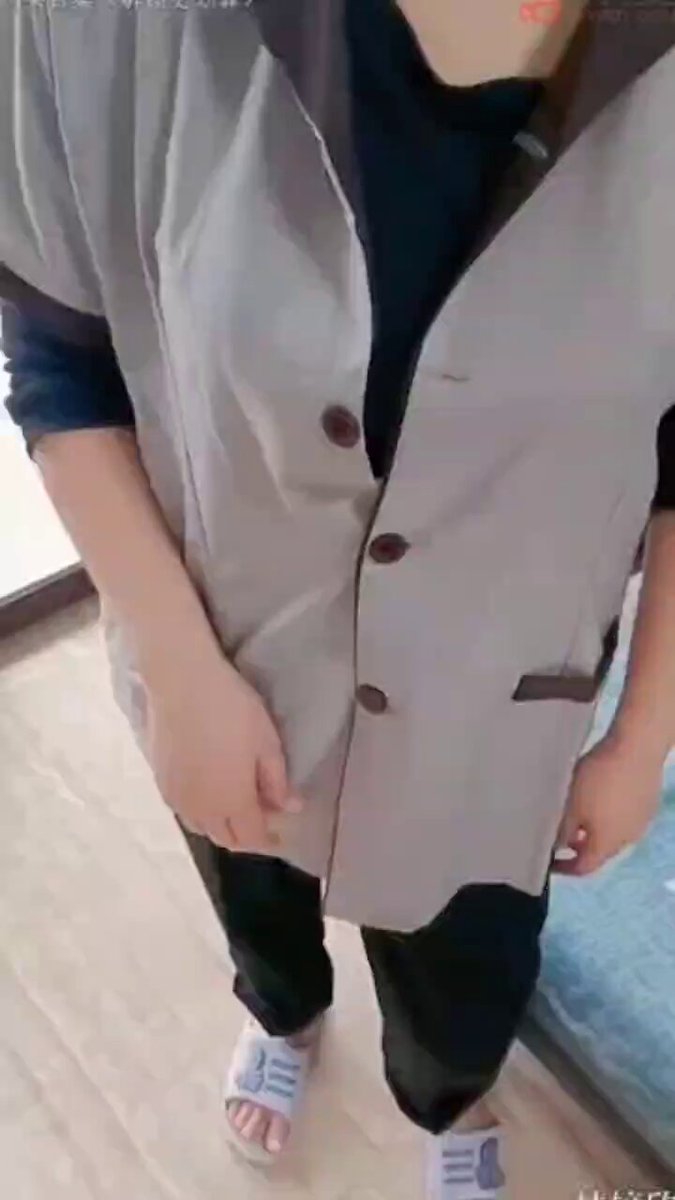 小伙精虫上脑对上门做卫生的保洁阿姨下手,听阿姨说离异带娃更兴奋了,威逼利诱循序渐进必须做一次,真的厉害~~
年龄虽然大但是身材还真不错😍😍😍...