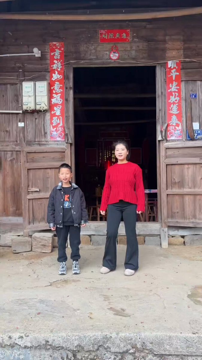 乡村红衣骚妈带小鲜肉庙前翘臀扭腰狂野诱惑