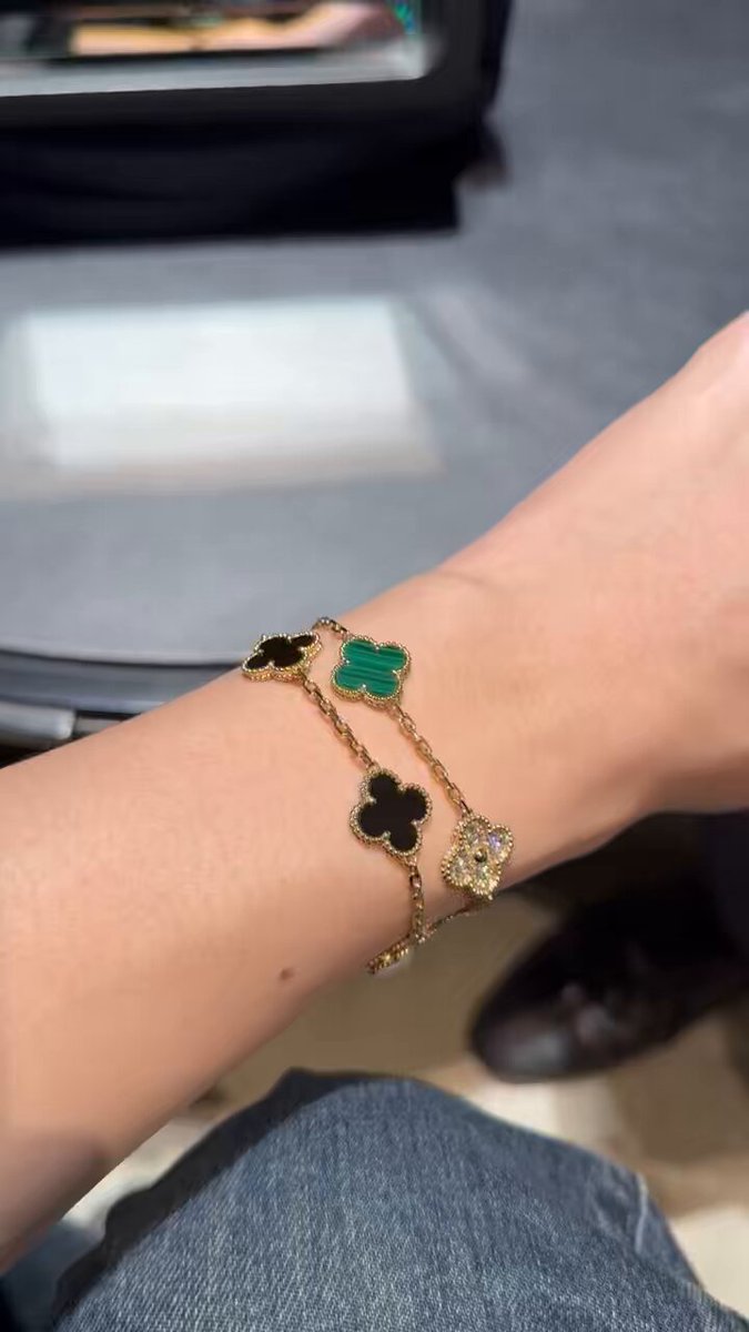 奢侈Van Cleef手链诱惑！白嫩美手玩弄金链狂撩骚