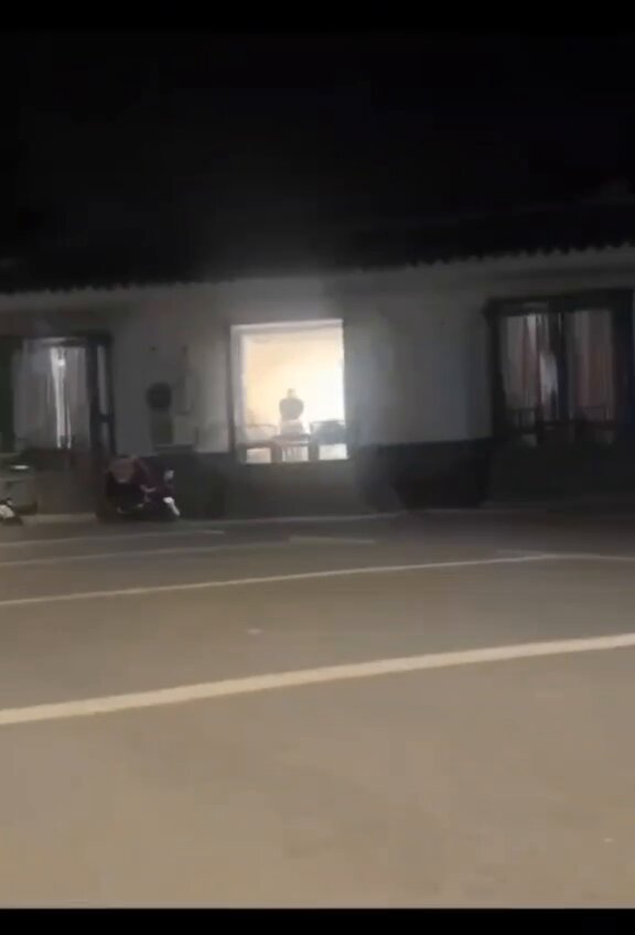 窗外偷窥美女室内激情缠绵！长发妹子热吻拥抱大尺度暴露