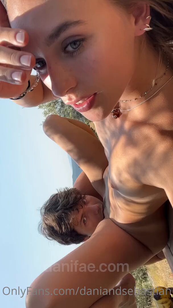 户外裸体热吻！金发美女骑乘男友狂野舔胸吸奶