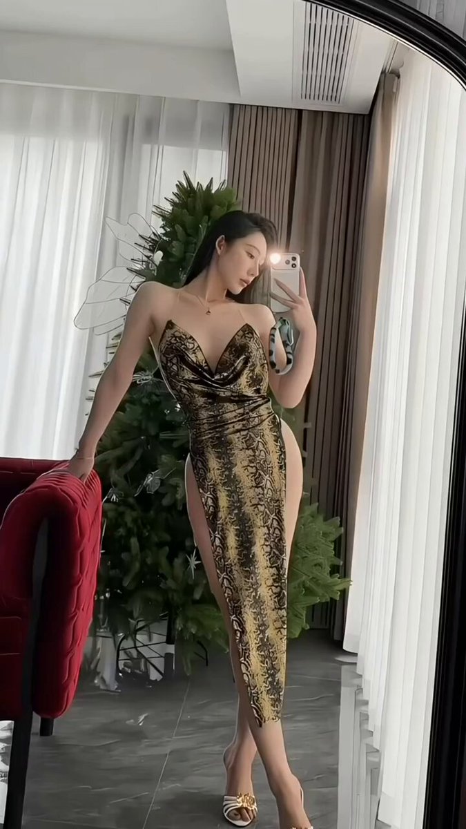 圣诞美女蛇皮高叉礼服自拍，露乳露腿诱惑爆棚！