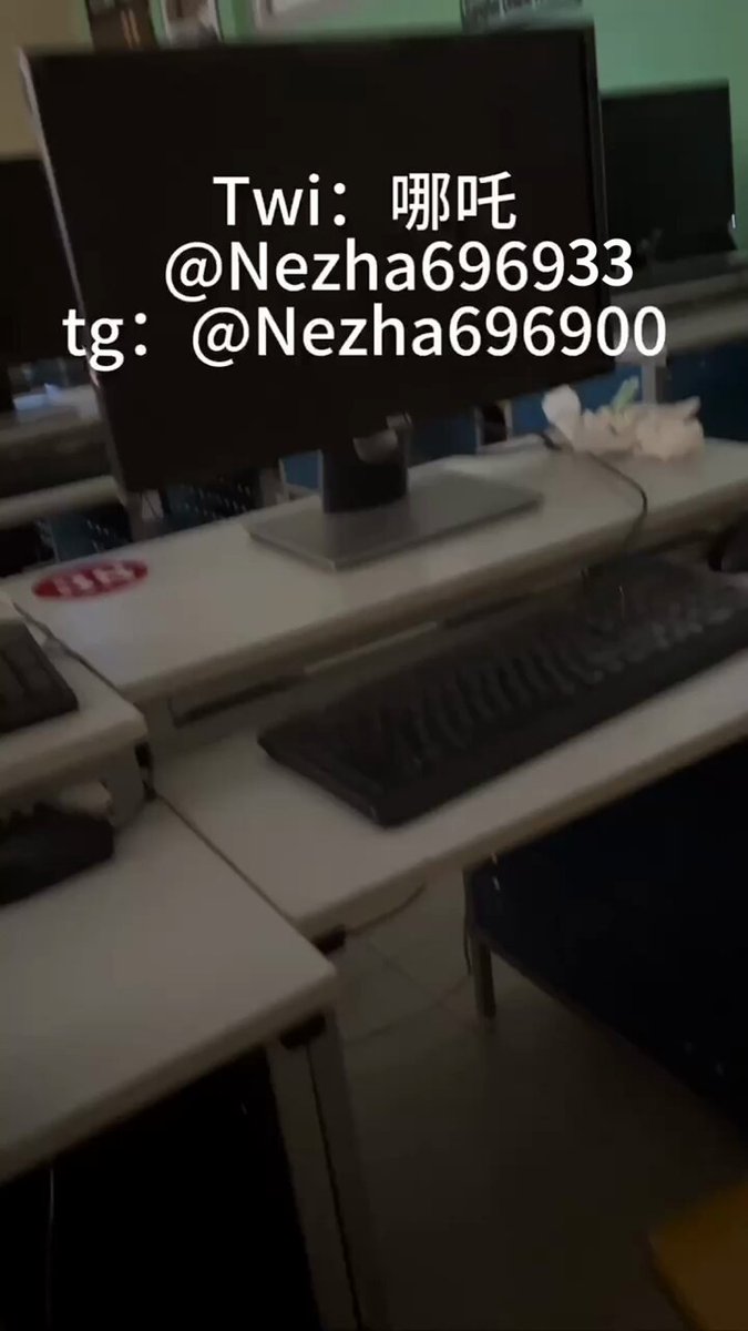 Meu melhor amigo me ajudou a gravar nossa primeira vez fazendo sexo na frente de outras pessoas. Ele disse que estava nervoso e me incent...