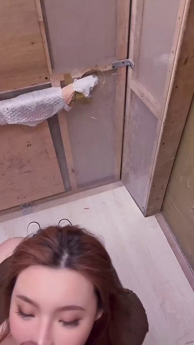 浴室の霧の中で誘惑するTバック美女 — ヒョウ柄ランジェリー、大きな胸でセックスを求める