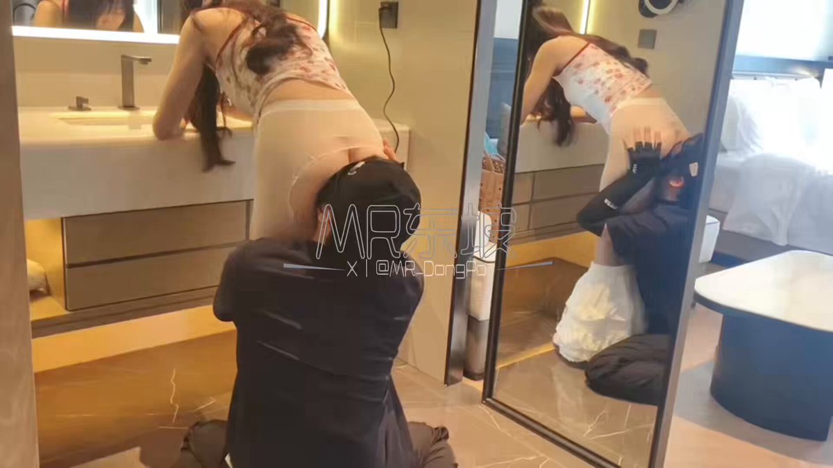 酒店镜前翘臀后入！长腿美女跪舔玩穴超刺激