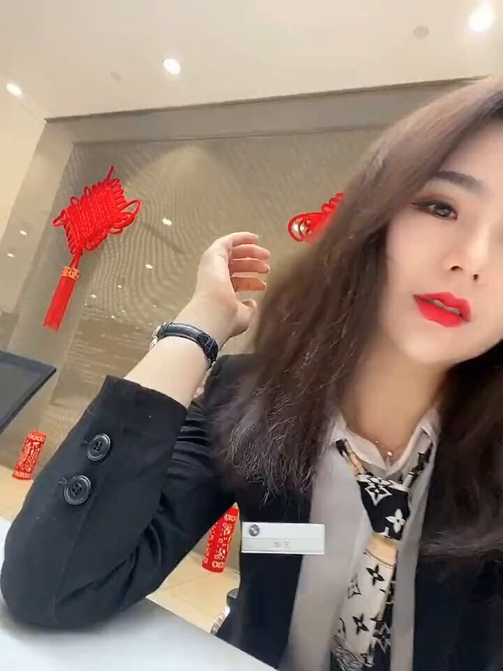 每天都要在楼梯口交个朋友，都这么喜欢我的红唇呀? 