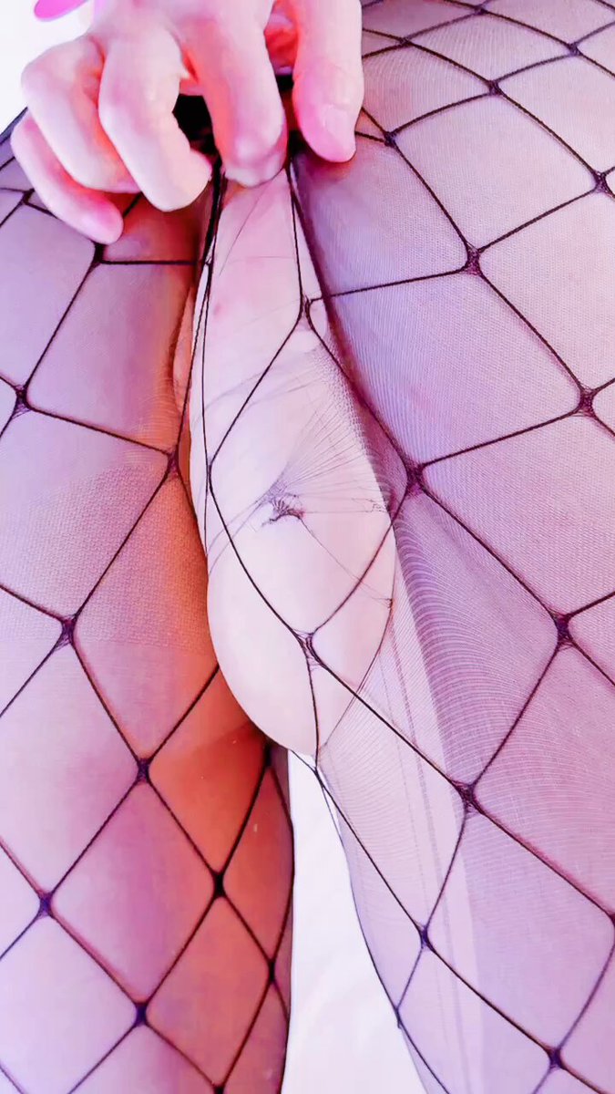 黑丝渔网撕裂骚穴 手指狂抠粉嫩大屁股