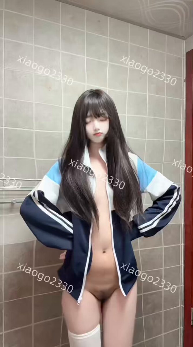 浴室黑丝美少女开档夹克露逼诱惑
