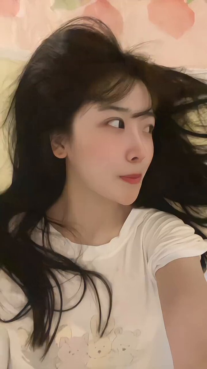 长发美女床上自拍诱惑！白T透视大奶摇晃欲爆