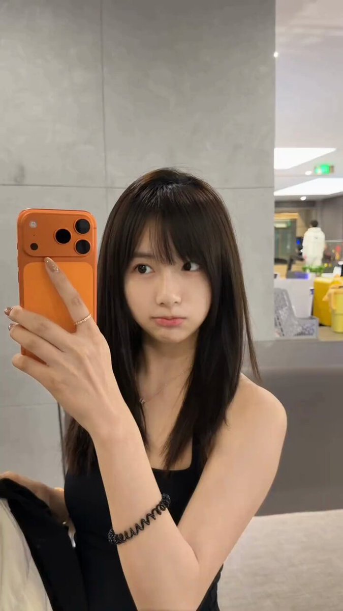 办公室黑丝美女自拍诱惑！齐刘海妹子手机前撩人表情