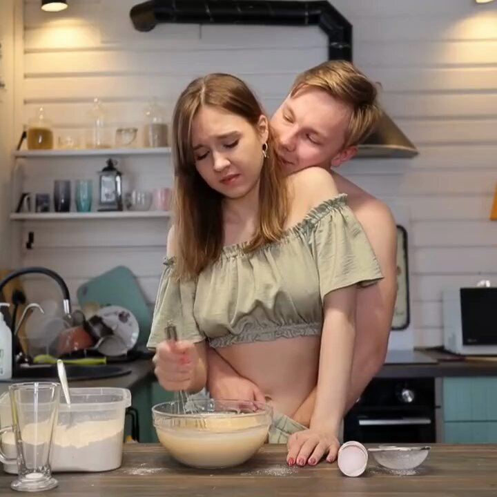 キッチンで裸の誘惑！美女が料理中に彼氏にヒップを激しく突かれて中出し