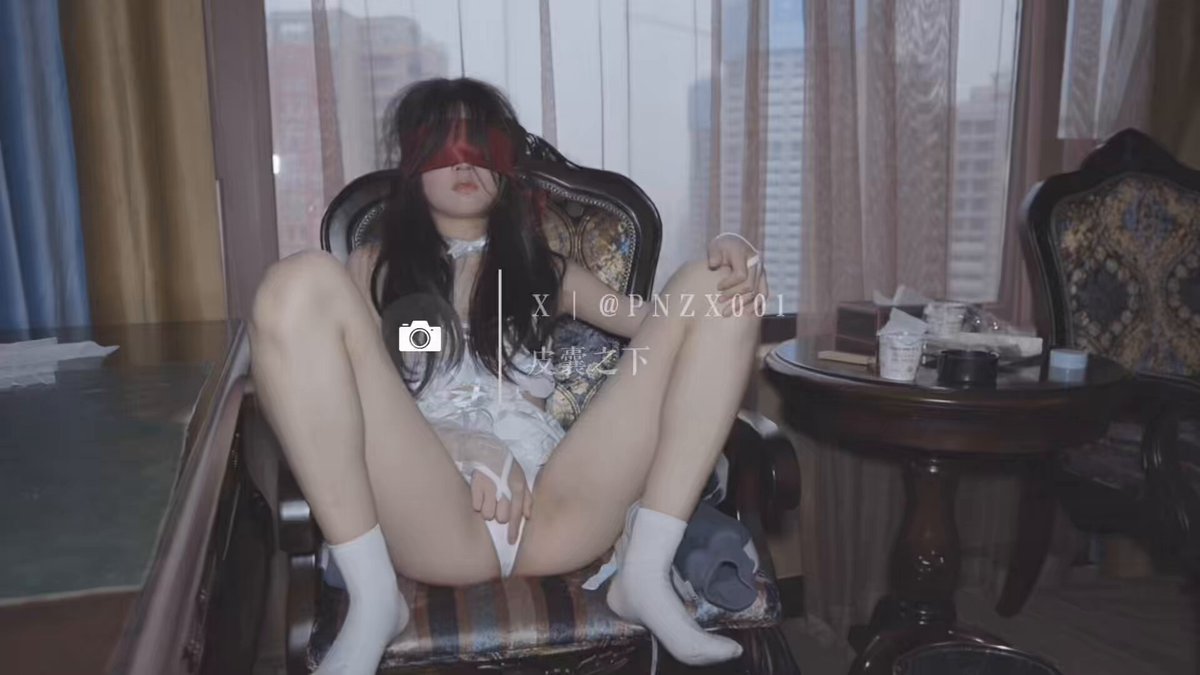 红眼罩美女大开腿露逼白丝诱惑坐椅椅上自慰