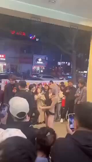 街头KTV骚浪美女围堵！超短裙走光大乱交现场