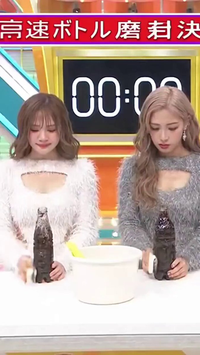 かわいい女の子が胸を見せてコーラ噴射で遊ぶ！泡が谷間に直撃で超刺激！