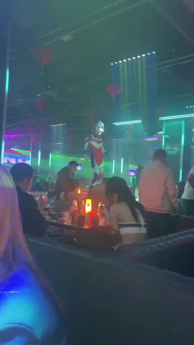 夜店奥特曼Cosplay辣妹狂野热舞，巨乳翘臀摇摆诱惑！