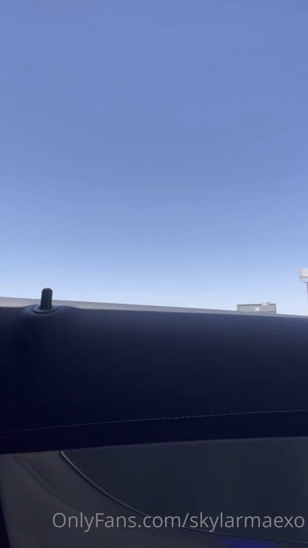 车内性感女警爆乳诱惑！紫色制服深V大奶摇晃