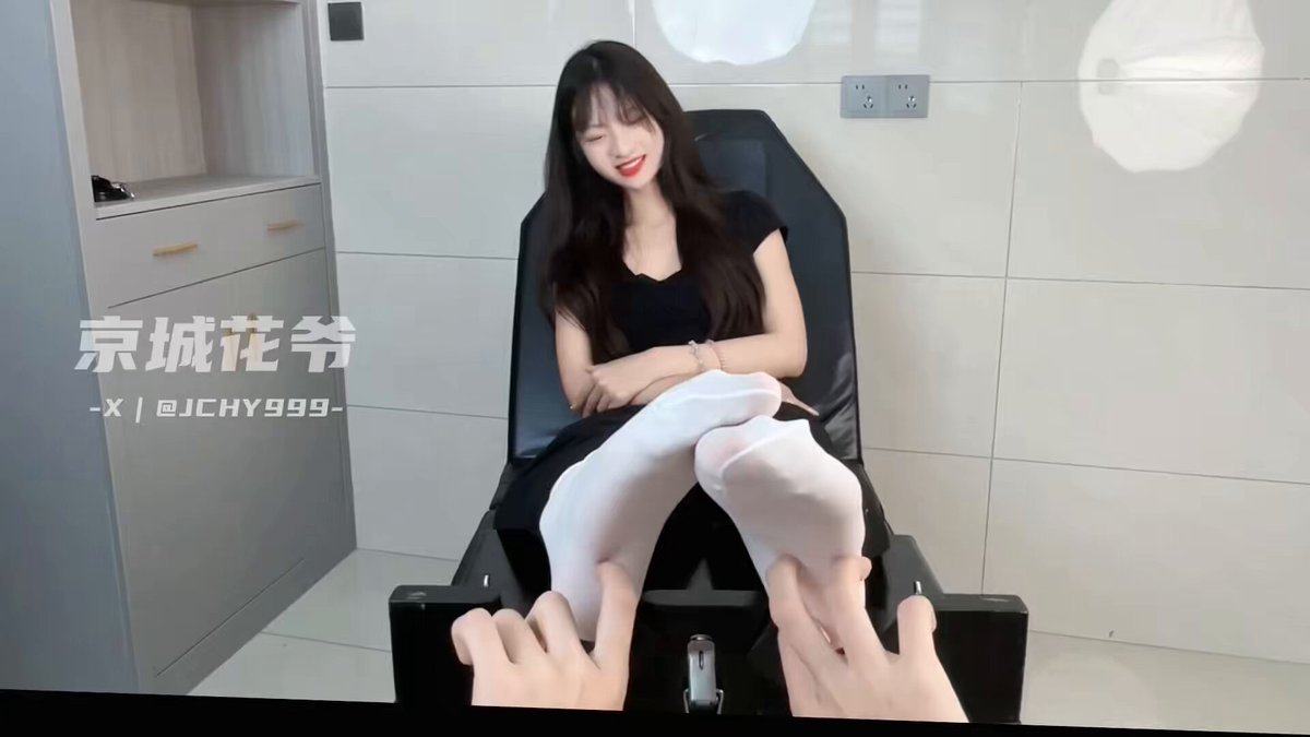 Con esa expresión seductora y esa voz tan atractiva, y sobre todo porque mi novio la trajo, me sentí aún mejor. Al principio estaba un po...