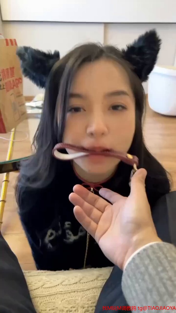 猫耳少女が男の手で口を弄ばれ調教され、ディープスロートのフェラが超誘惑的！