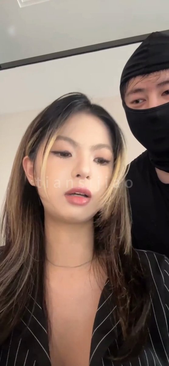 蒙面男玩弄黑丝美女深V美乳！翘唇诱惑振动棒插入