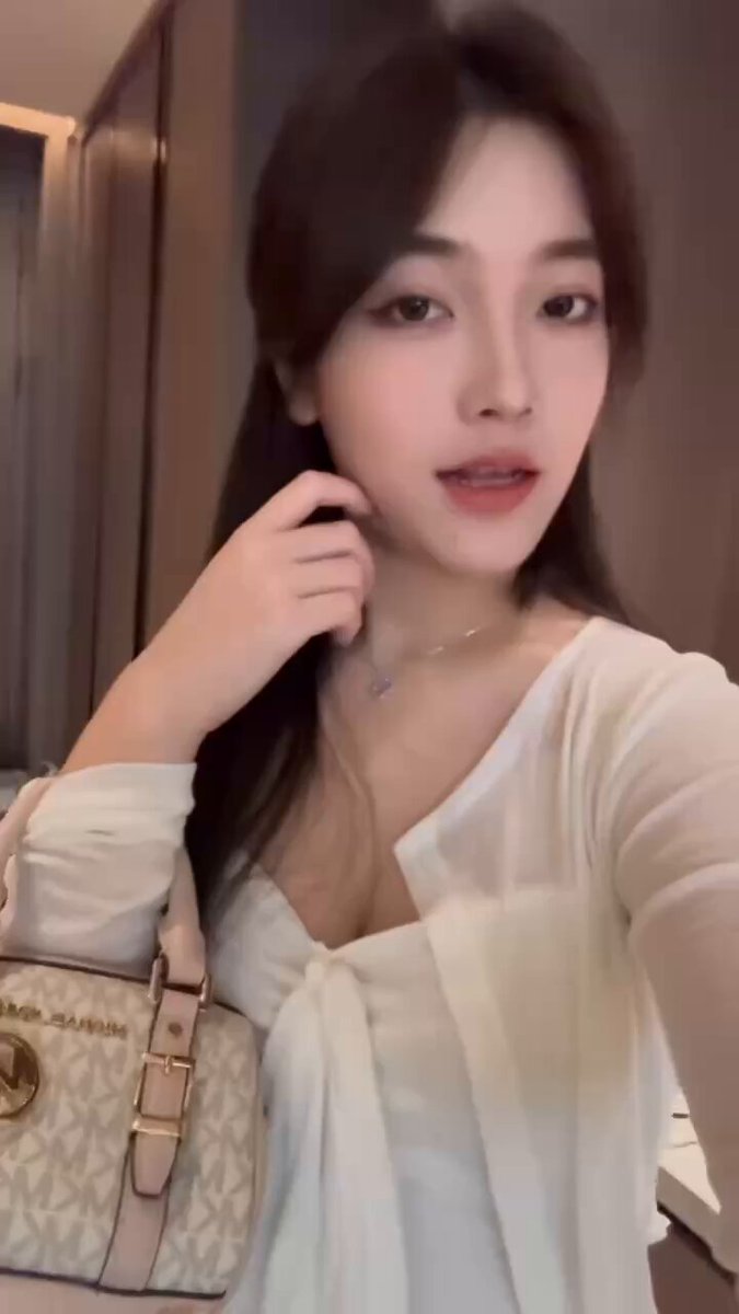 🟡메이투안 데이팅 클럽💌✈️ 고객 서비스: 제 눈만 쳐다보지 말고, 붉어진 제 얼굴을 보세요. 저를 벽에 밀어붙이고 키스해서 제 생각을 다 털어내...