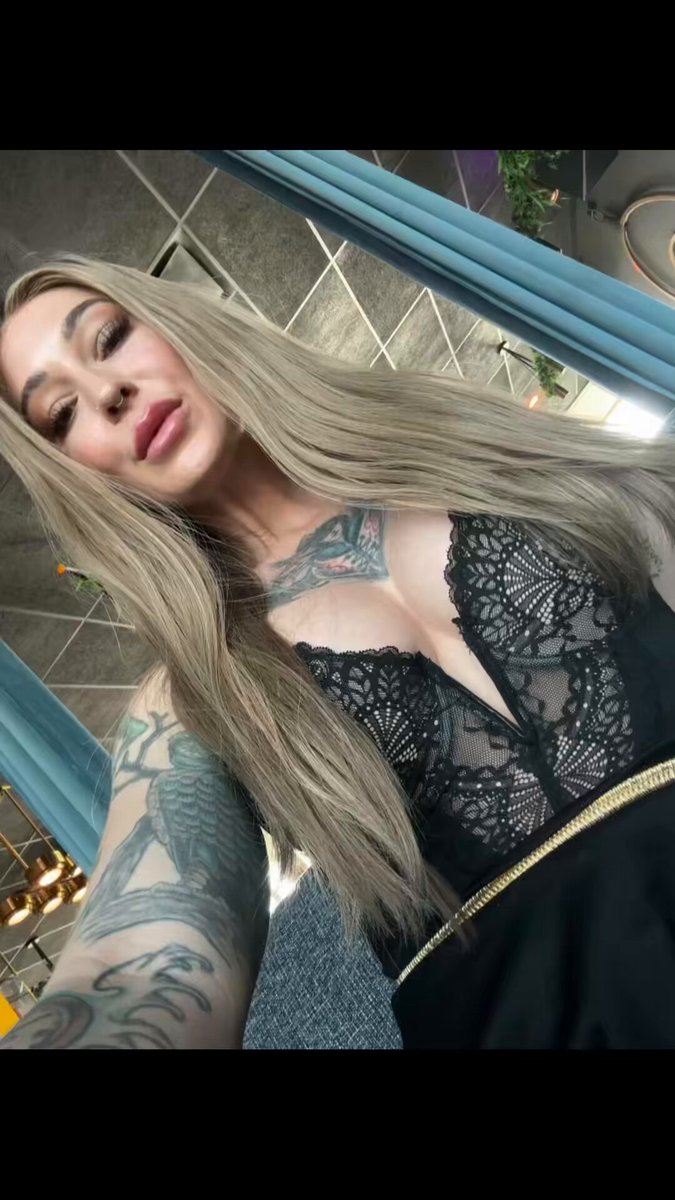 タトゥーのある金髪ギャル 黒ストッキングとレースの深Vで誘惑する自撮り