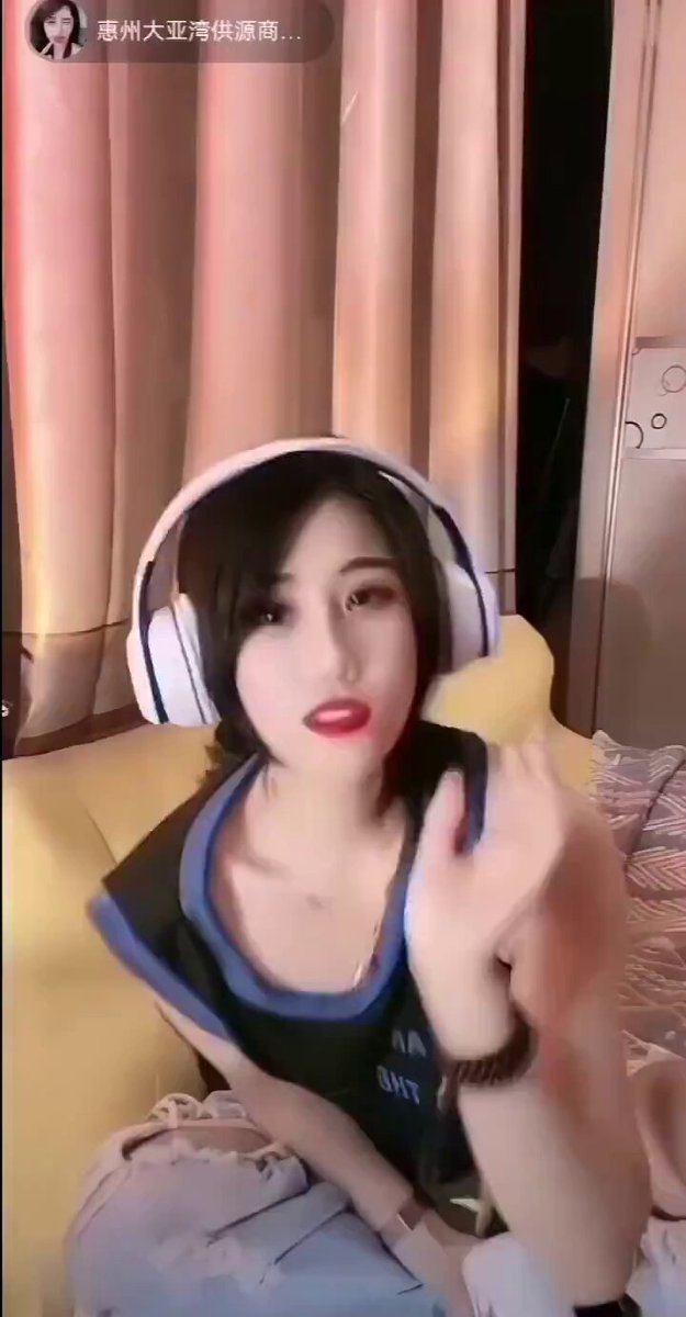 黑丝美女戴耳机直播诱惑！大奶抖动玩游戏超撩人