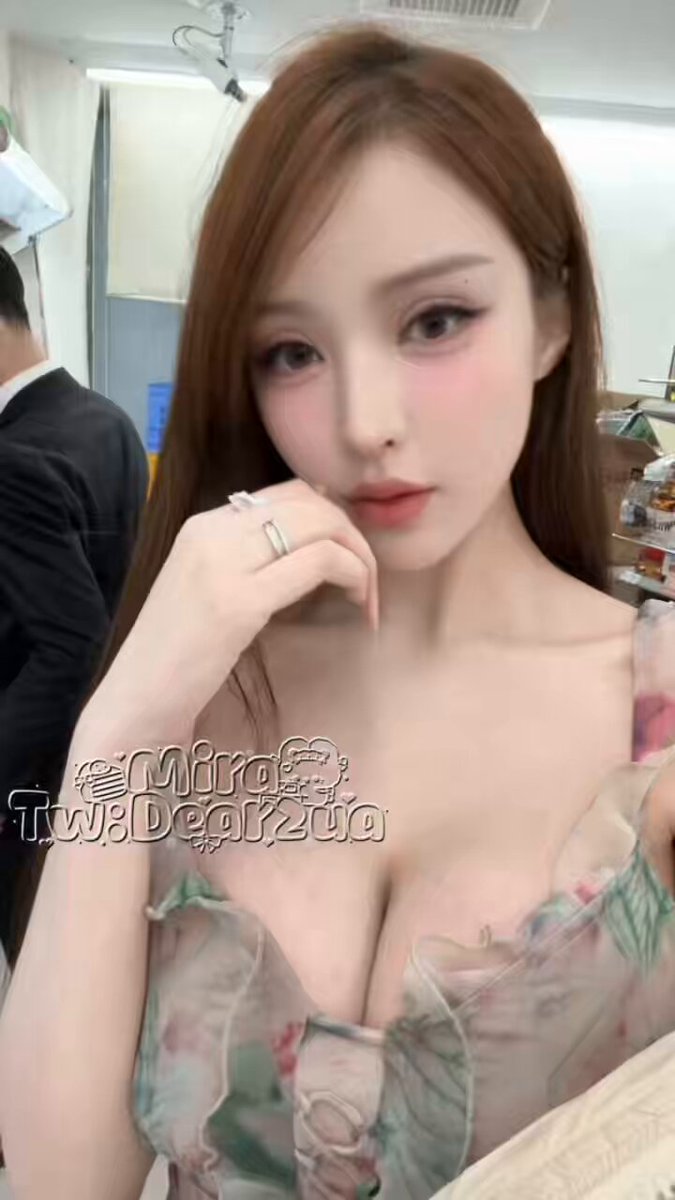 Supermarket Flashing Slut! Long-haired Beauty in Deep-V Low-cut Dress Opens Her Clothes to Play with Massive Breasts, Areolas Fully Exposed