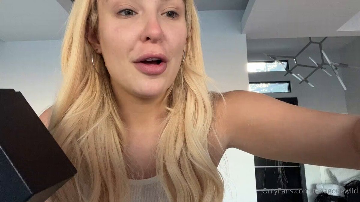 金髪美女が白いタンクトップでプラダを開封！巨乳が揺れる誘惑満点