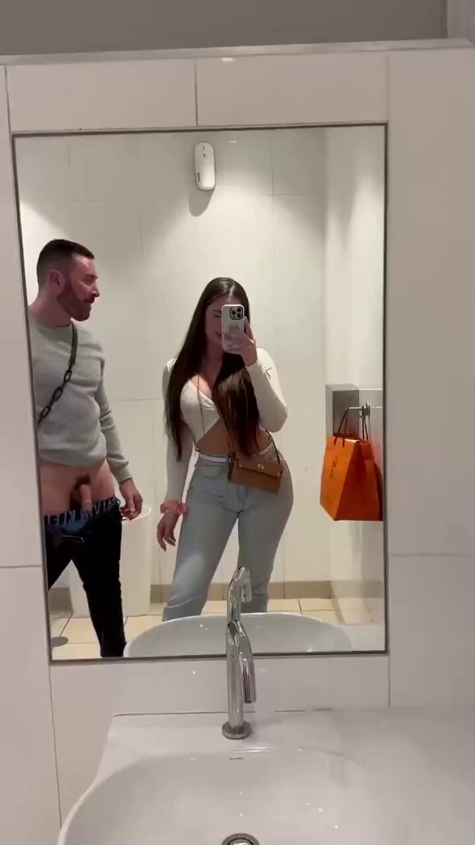 公共厕所大胆口交！美女拉开裤子猛舔大屌