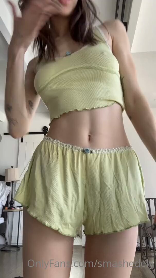 性感尤物绿丝睡衣秀翘臀 玩大烟枪自摸诱惑