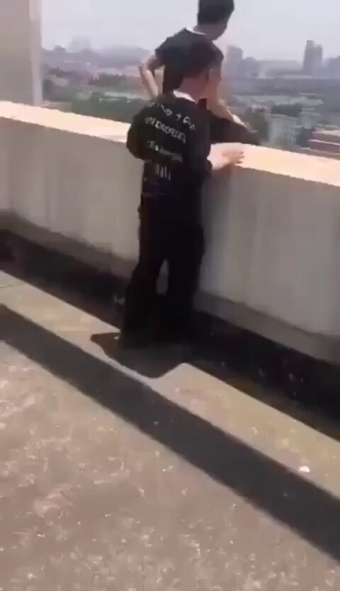 高層ビルの縁で黒服のイケメン2人が密着で愛撫！刺激的な露出プレイ