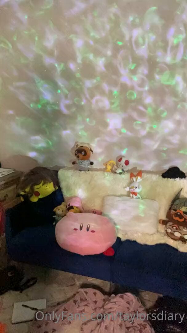 レーザーライトの下で全裸ヒップスイング！豊満バストとプリッとしたヒップの美女による誘惑のセルフタッチショー