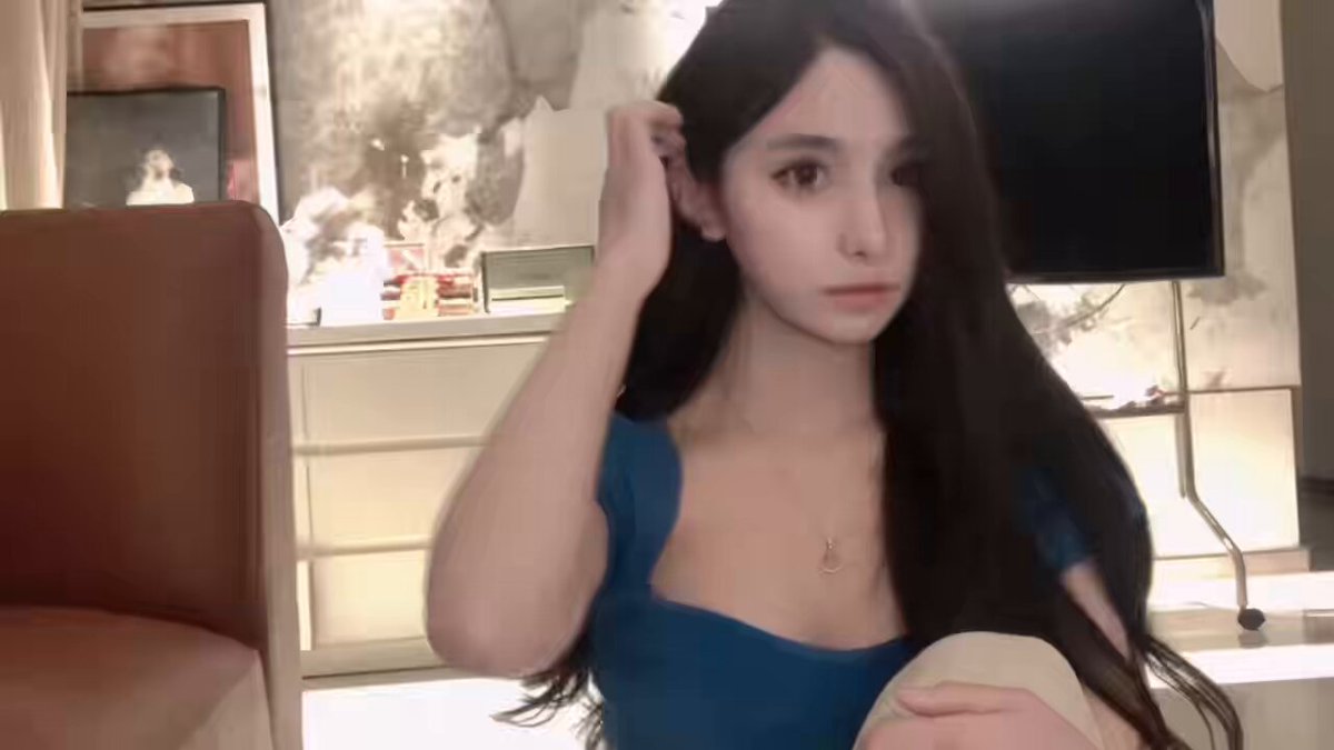 长发美女酒店诱惑撩拨，蓝裙深V乳沟喷火！