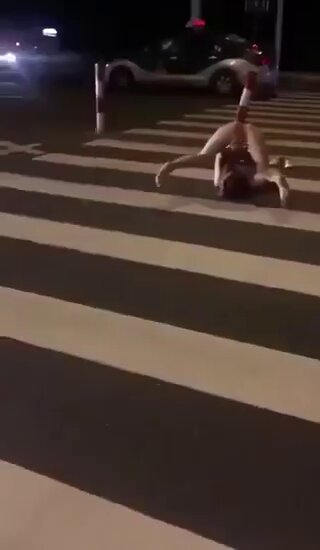 街头斑马线醉酒美女倒立露逼！警察车旁大尺度劈腿
