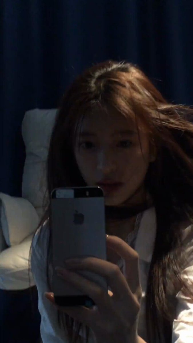 長髪美女の誘惑的な自撮り — スマホを握りしめ欲望に燃える！