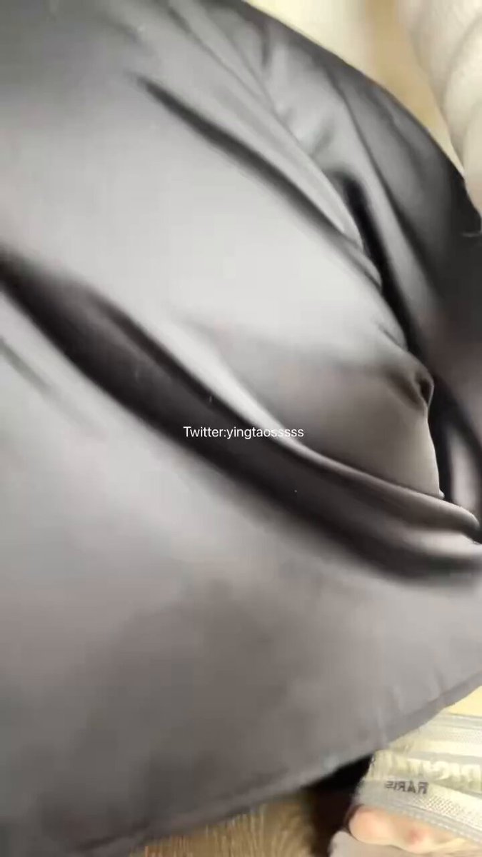 ストッキング美脚とヒップを強調する紫の蝶Tバック誘惑ショー、椅子で跪いて広げて濡れる！